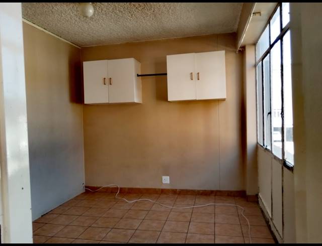 3 BEDROOM FLAT FOR SALE IN KEMPTON PARK CENTRAL